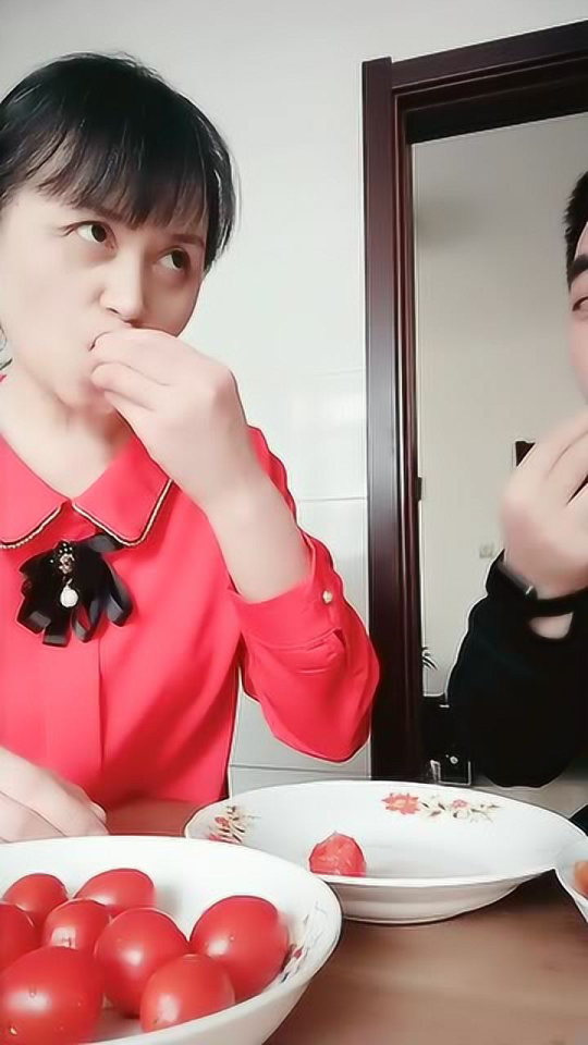 甜蜜的番茄情缘，我与我吃西红柿老婆的日常