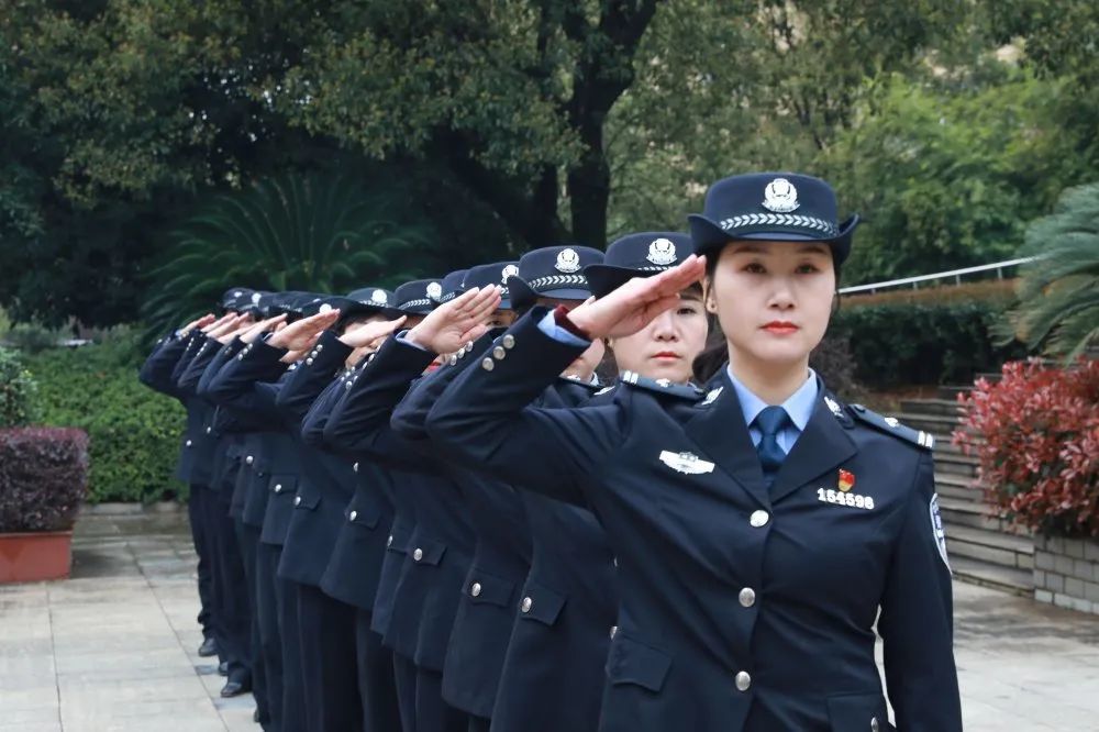 女警之光，探索女性在警察世界中的坚韧与柔情——一部虚构的女侦探小说